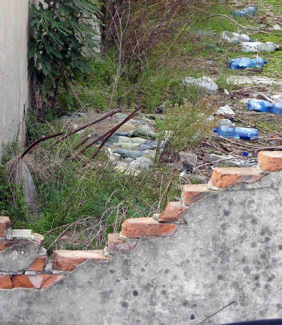 Ancora rotto il muretto nell’area parcheggio