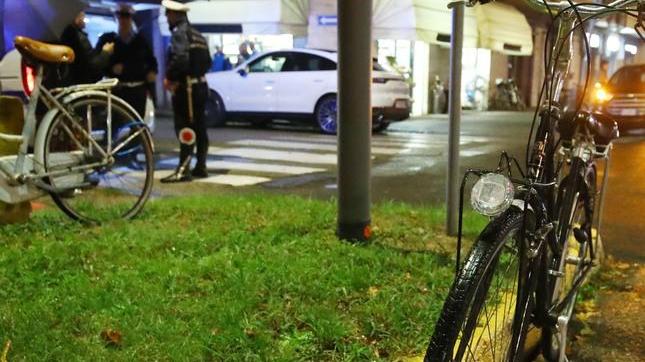 Donna in bici investita da un’auto in via Cavour
