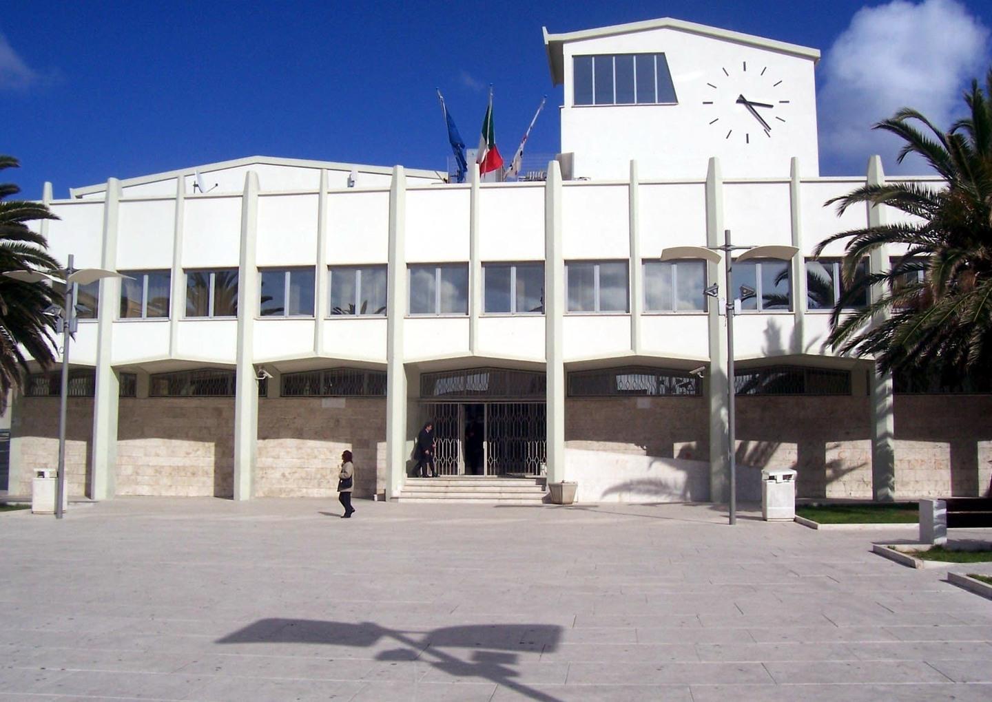 Avanzo di bilancio, bagarre in aula 