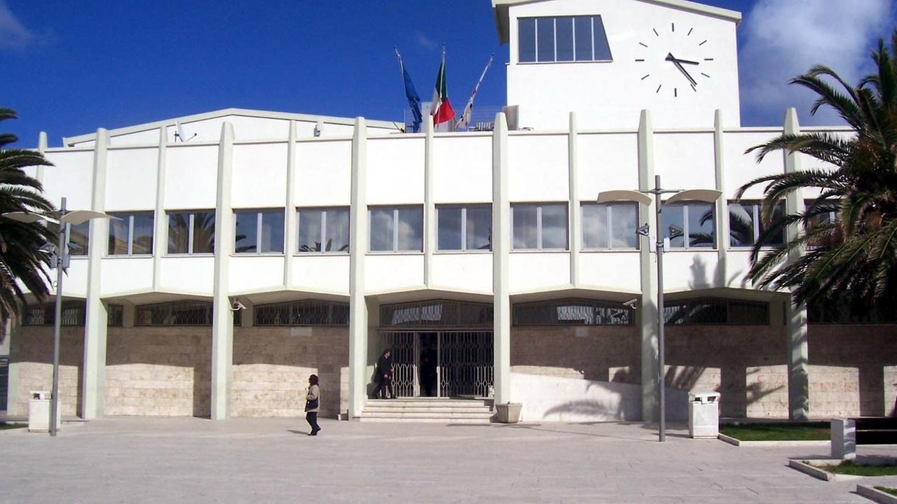 Avanzo di bilancio, bagarre in aula