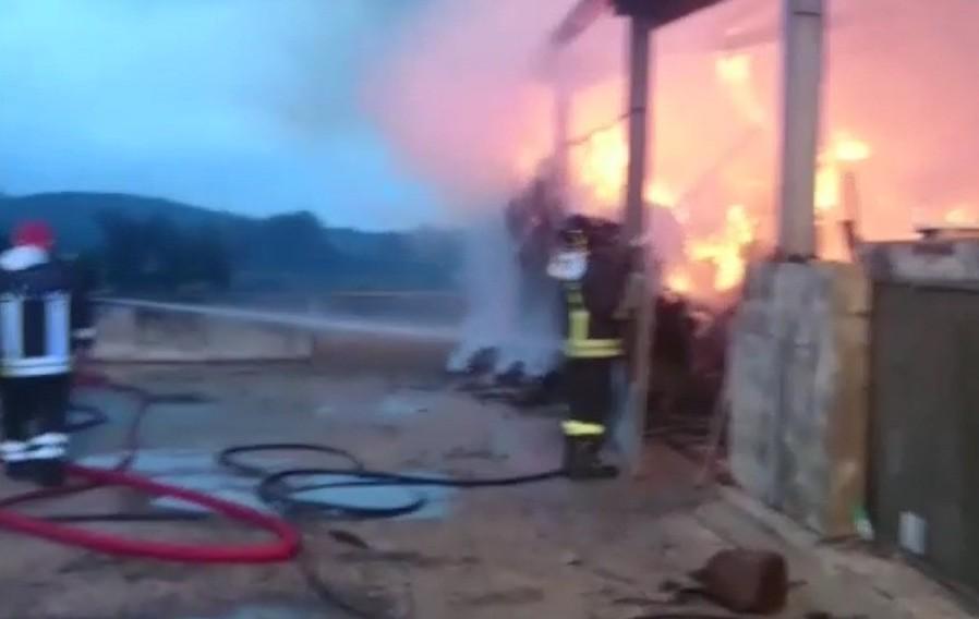Incendio distrugge fienile a Santa Maria La Palma 