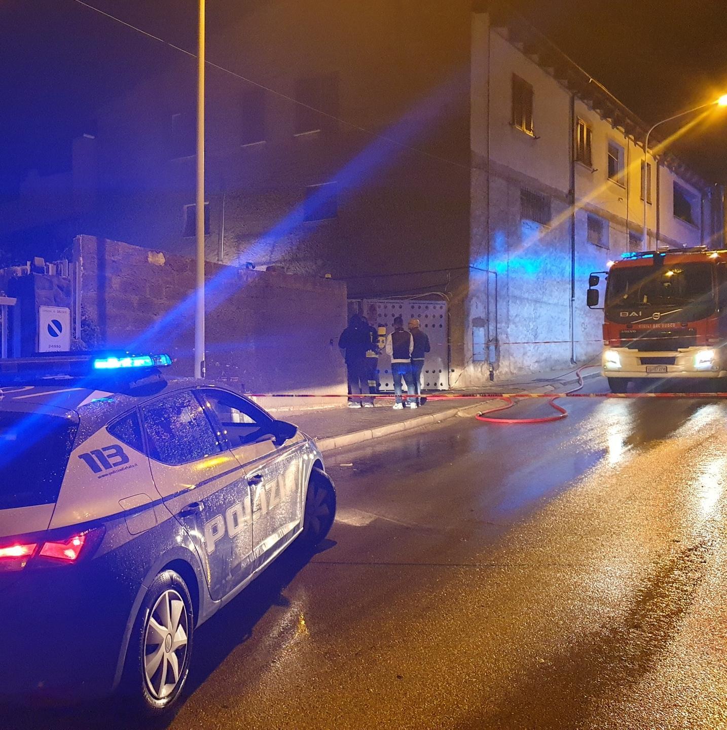 Cade un fulmine, palazzo a fuoco 