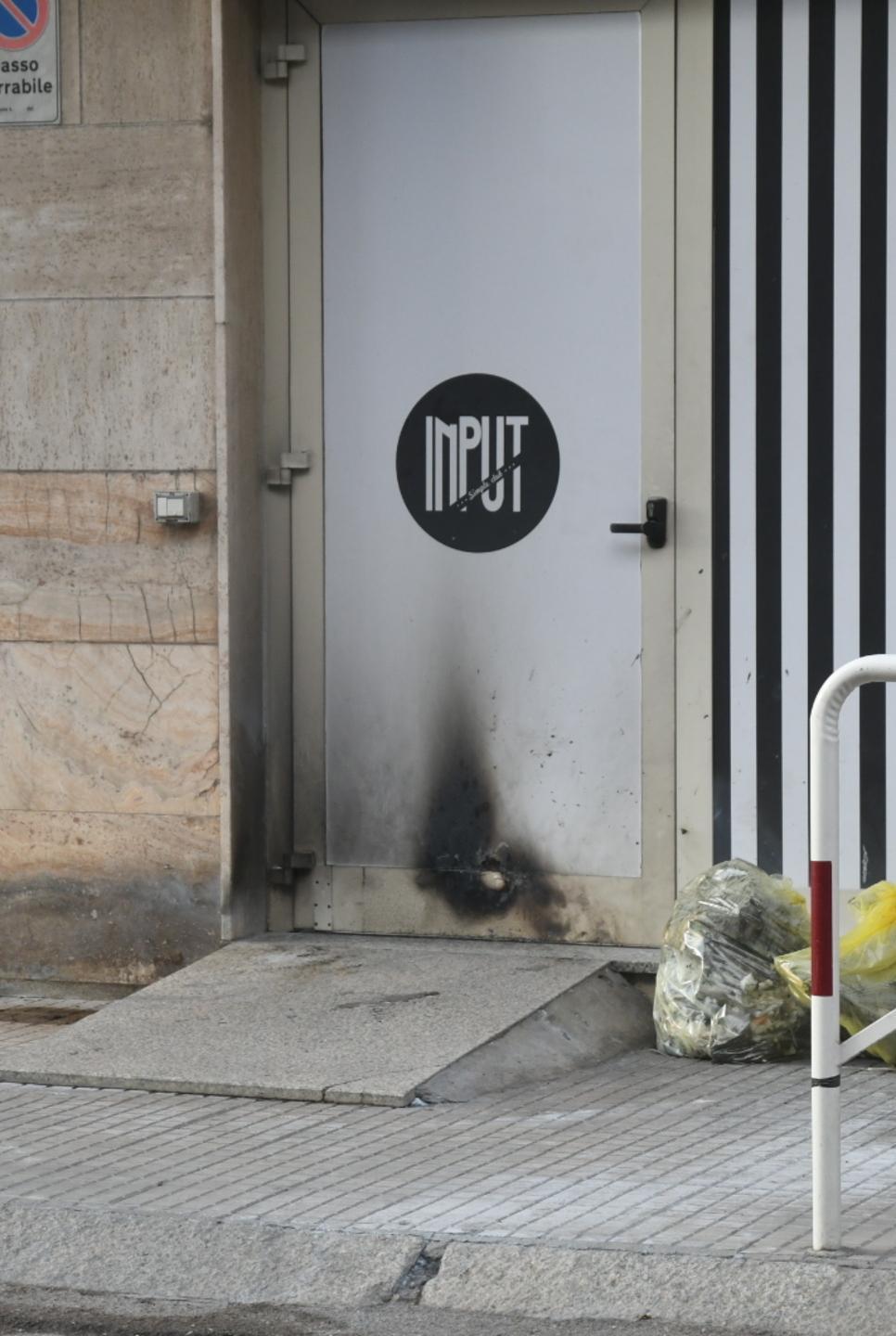 Fuoco al portone di un locale, denuncia per danneggiamento