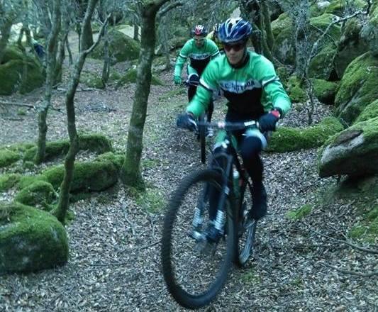 Escursionisti in bici tra natura e paesaggi 