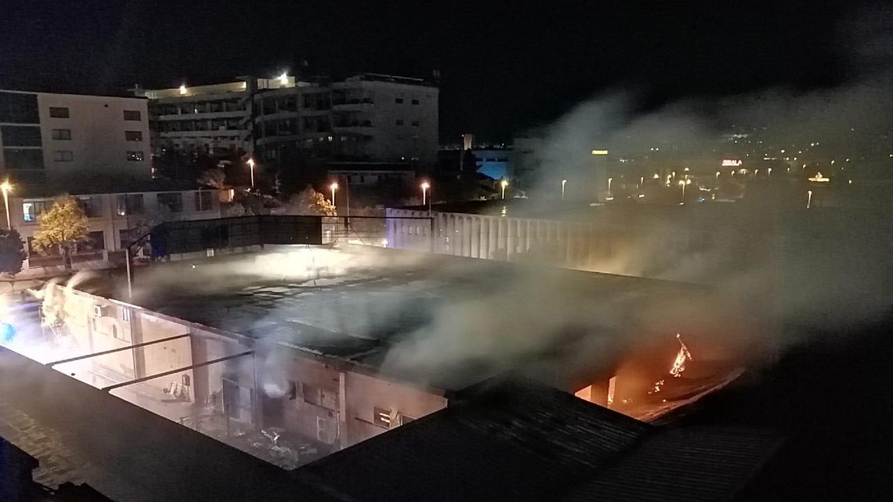 Sassari, incendio distrugge un negozio di arredamento a Predda Niedda