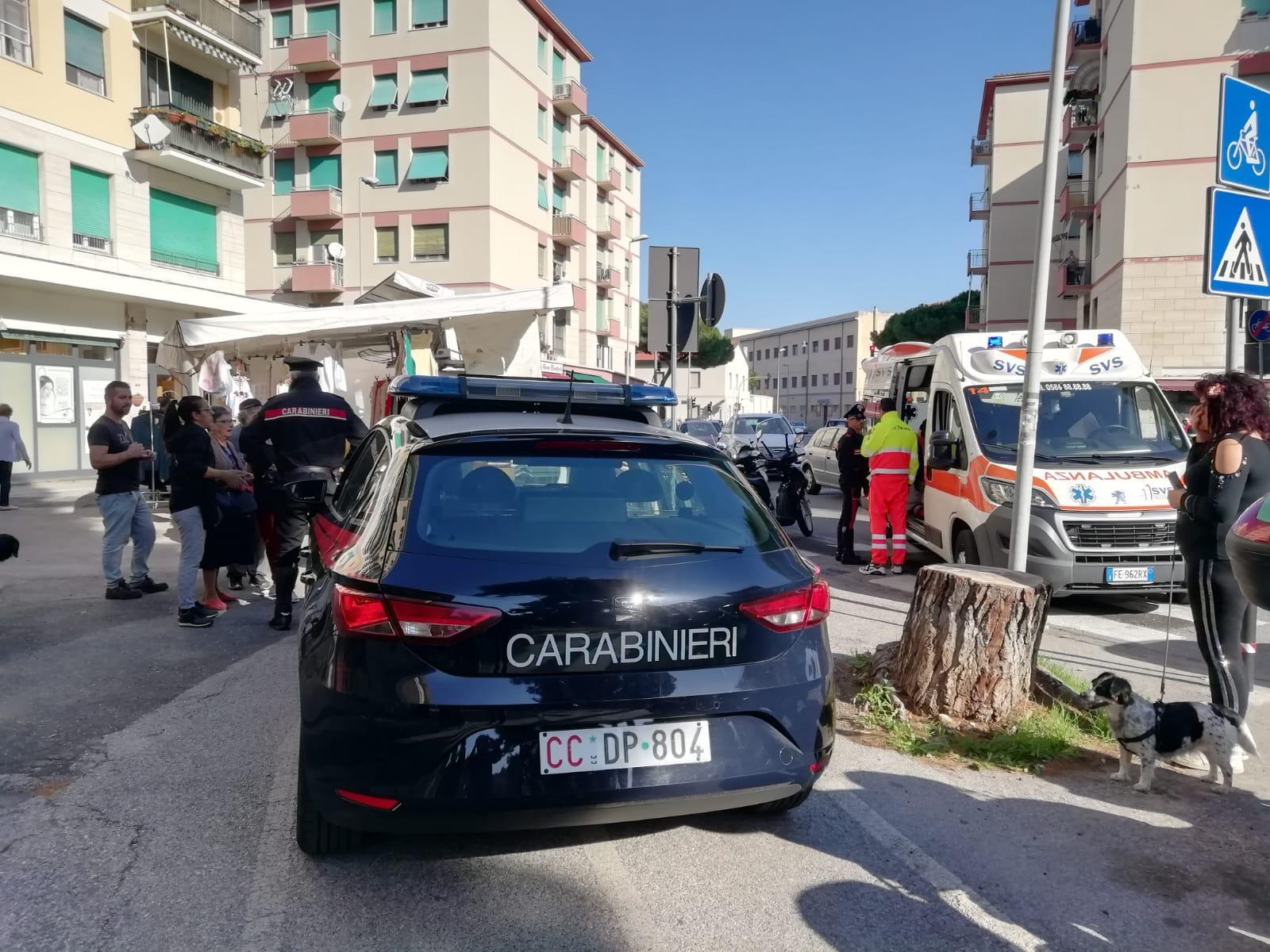 L'intervento dei carabinieri all'incrocio fra via Lorenzini e via Anna Frank (foto Cecilia Foschi/Pentafoto)