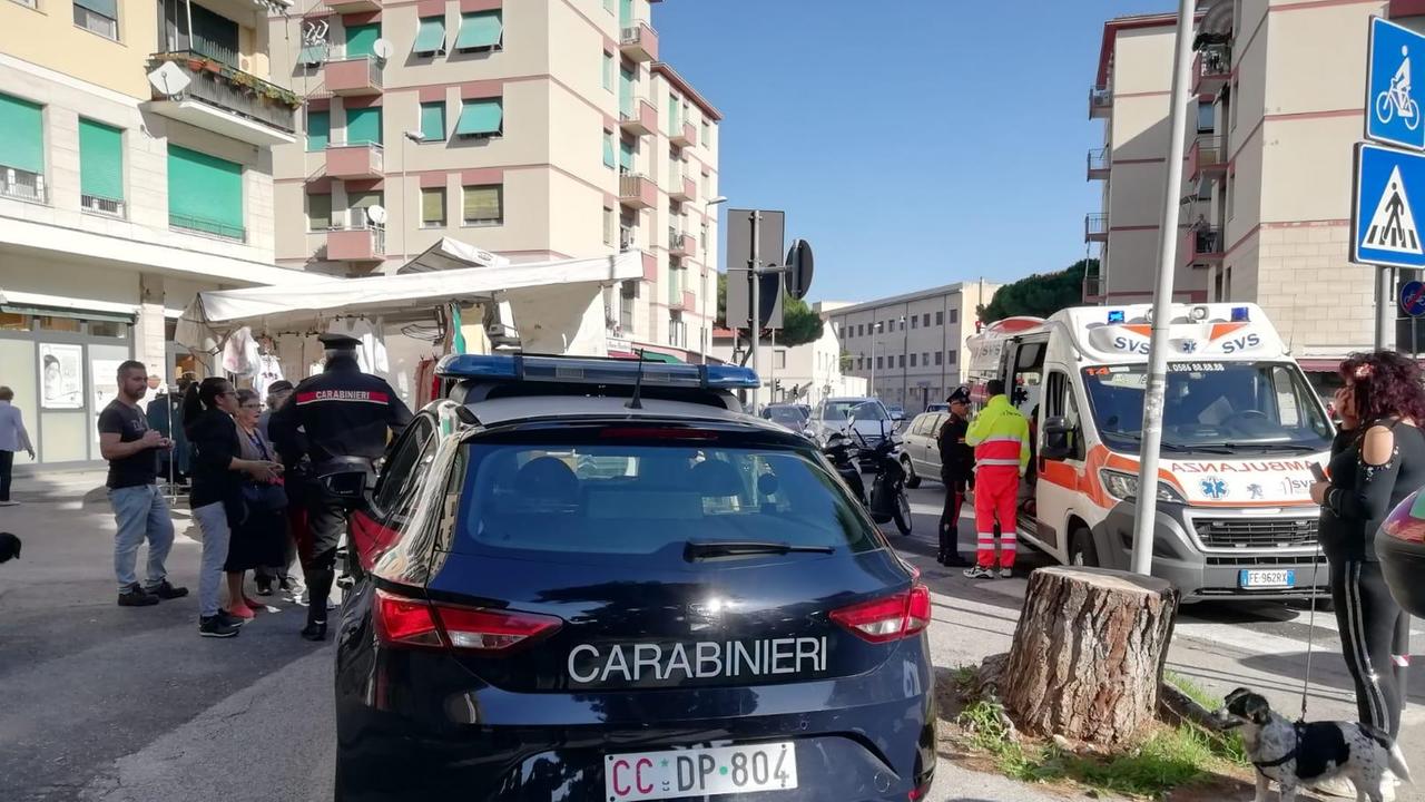 L'intervento dei carabinieri all'incrocio fra via Lorenzini e via Anna Frank (foto Cecilia Foschi/Pentafoto)