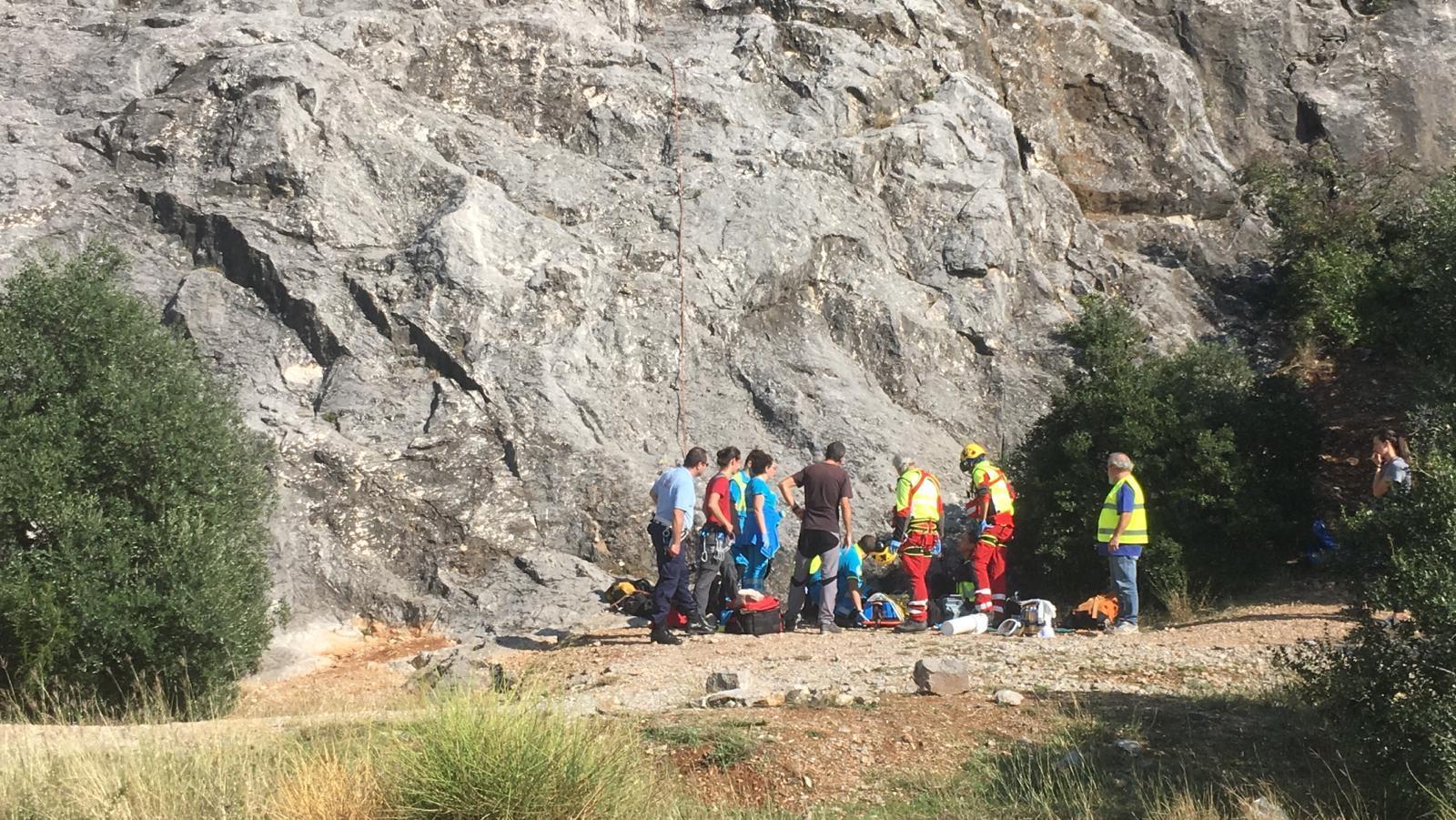 Il soccorso di una ragazza caduta durante un'arrampicata sulla cava grigia (foto Nucci)