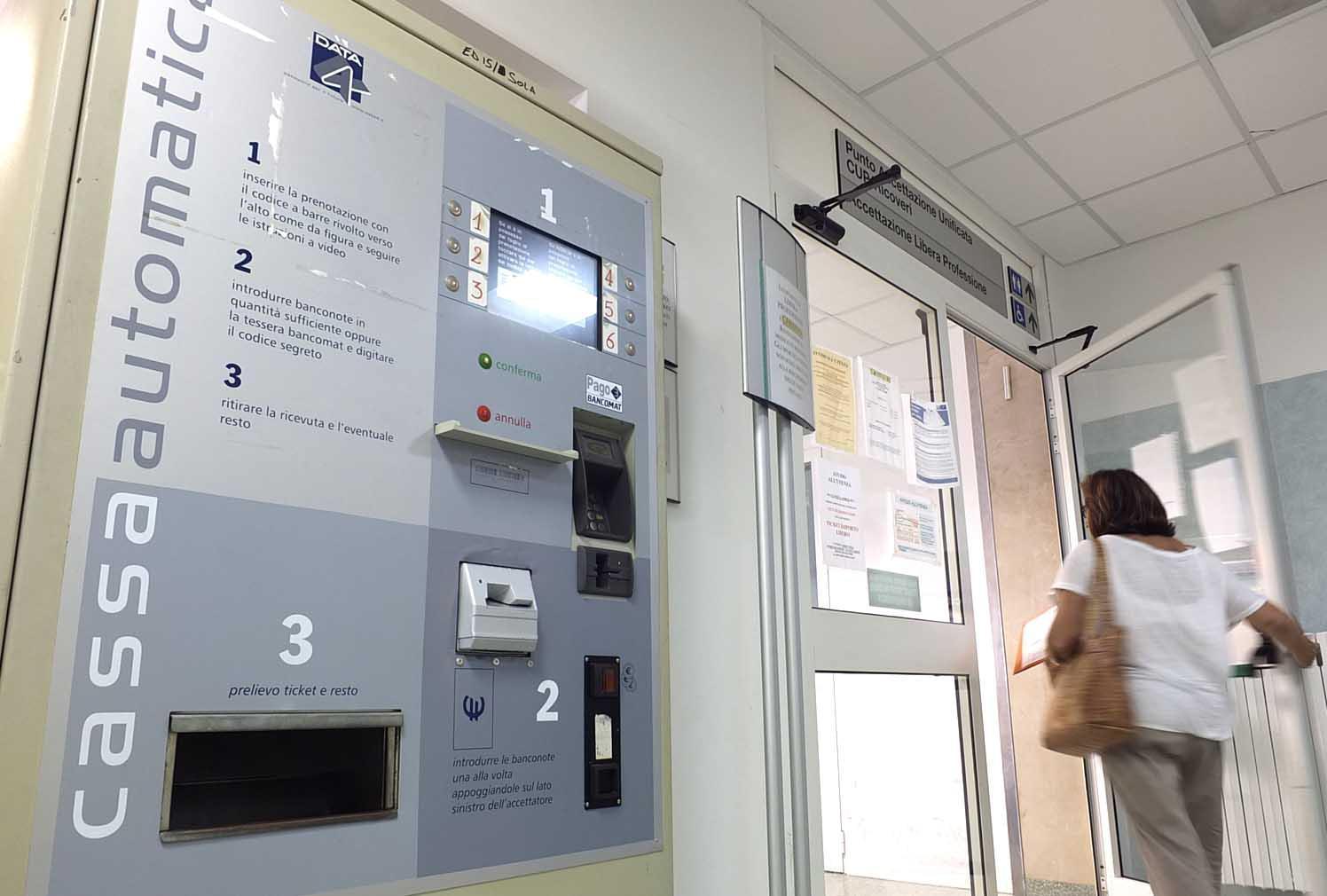 Una cassa automatica per il pagamento di ticket sanitari (foto d'archivio)