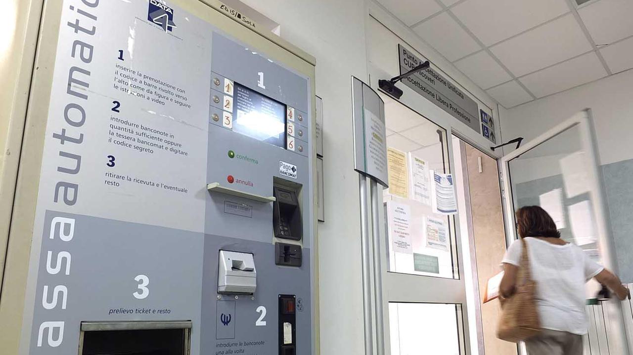 Una cassa automatica per il pagamento di ticket sanitari (foto d'archivio)