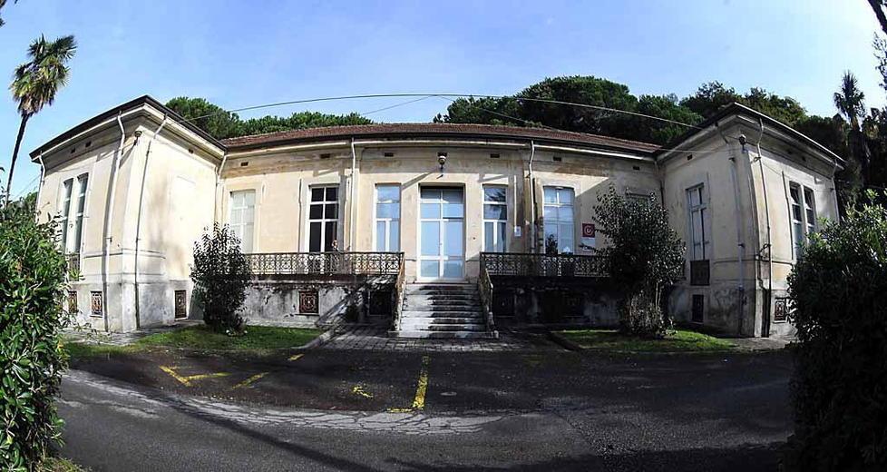 Carrara: letti accatastati, sporco e polvere, ecco la palazzina vuota e blindata 