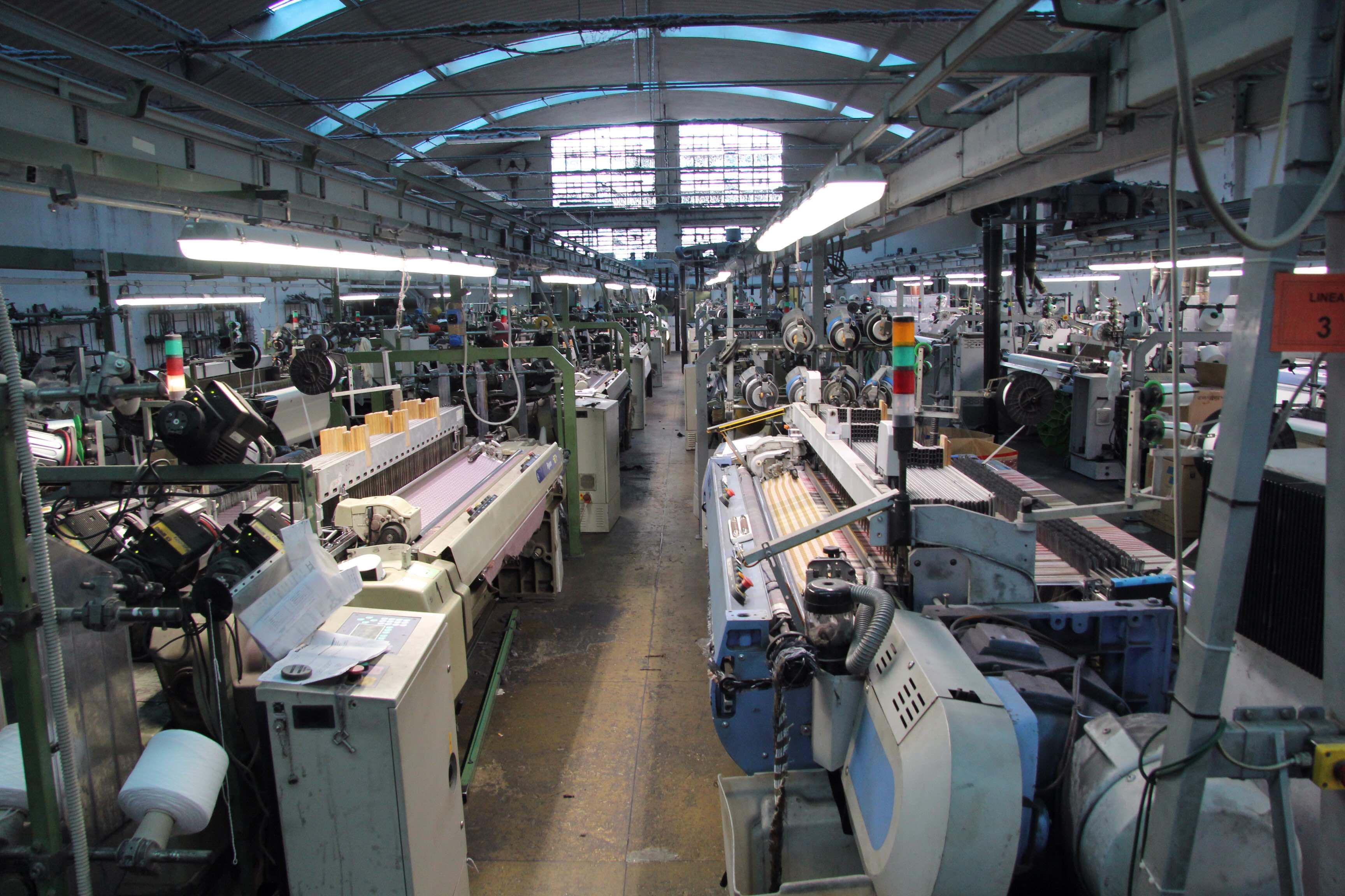 L'interno di un'azienda tessile (foto Batavia)