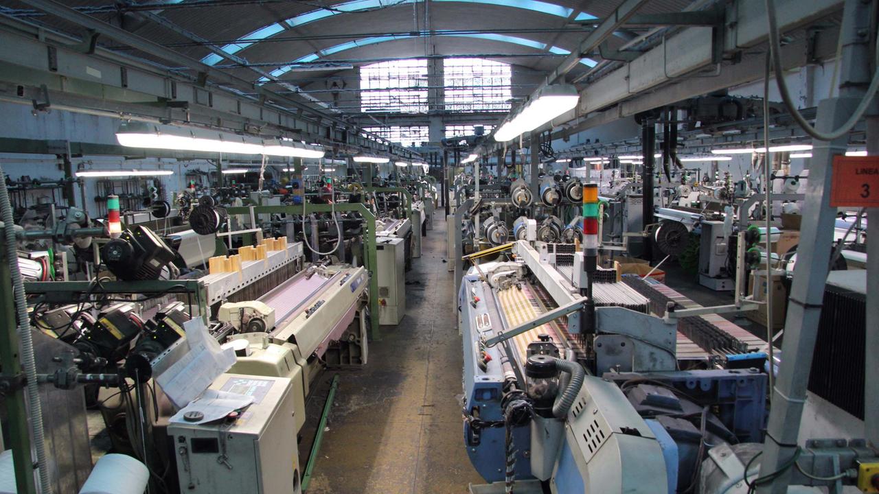 L'interno di un'azienda tessile (foto Batavia)