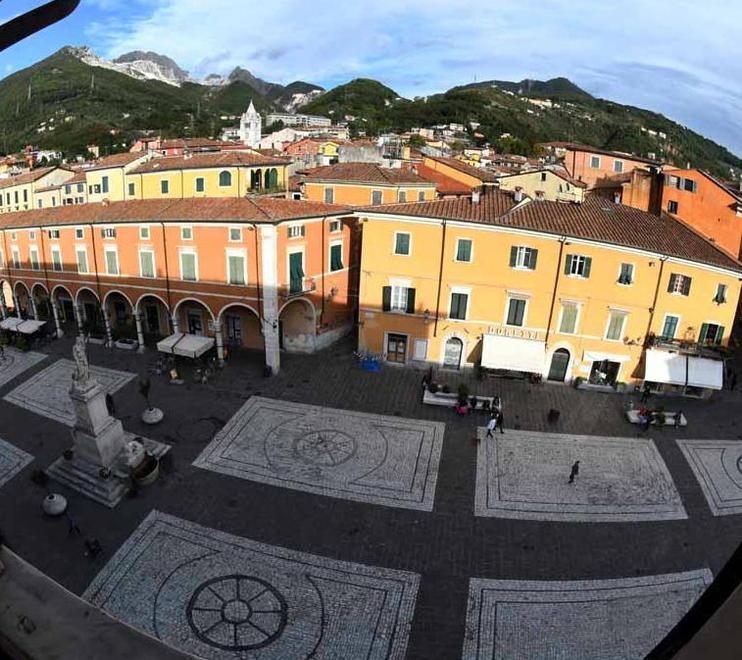 Carrara, la crisi del commercio. Confesercenti: «La città piange tutti i peccati fatti» 