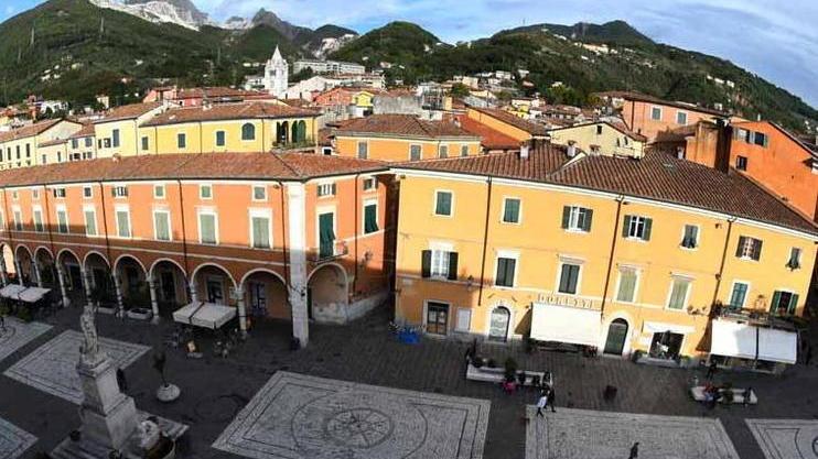 Carrara, la crisi del commercio. Confesercenti: «La città piange tutti i peccati fatti»