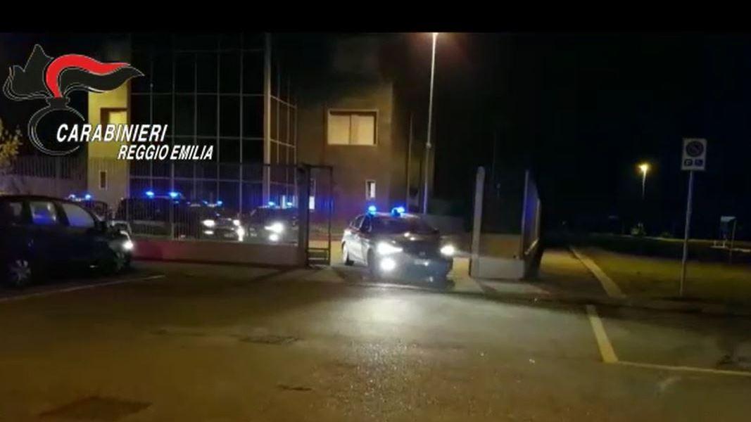 Quindici minorenni e quattro ventenni spacciavano e rubavano: 2 arrresti, 17 denunce