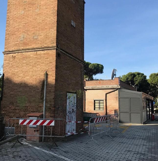 Parcheggio della stazione, mattoni si staccano dalla torretta Enel
