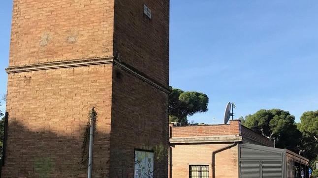 Parcheggio della stazione, mattoni si staccano dalla torretta Enel