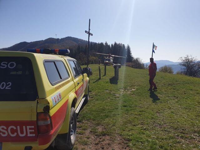 L'intervento dei soccorritori  per un biker colto da malore all'Alpe di Cavarzano