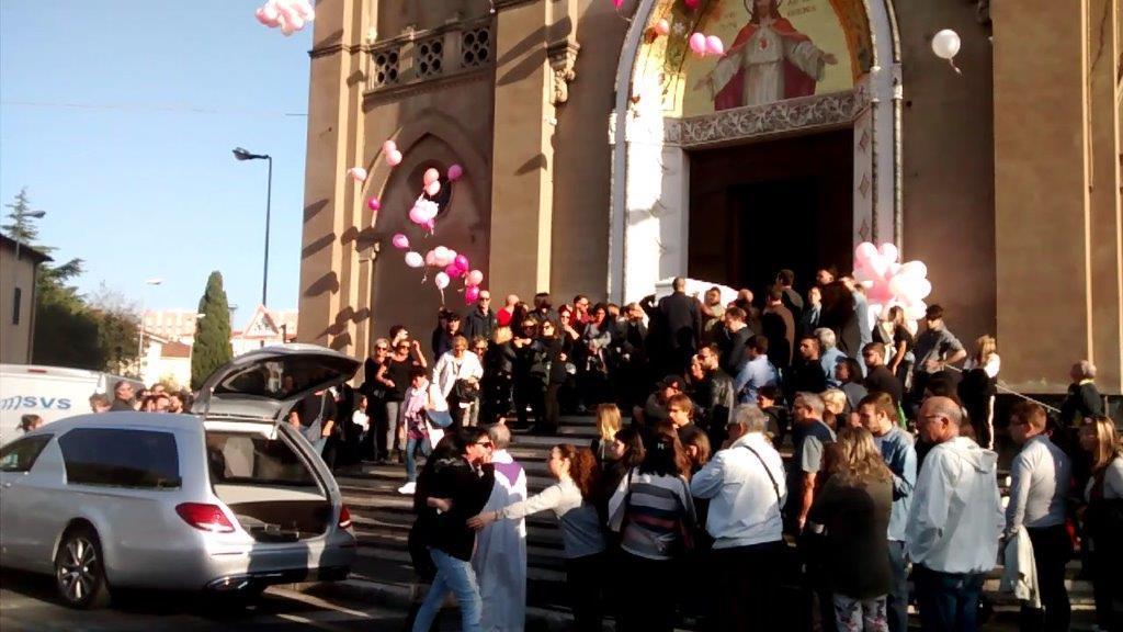 Morta in discoteca, nastri e palloncini per il funerale di Erika. Il parroco: "Porta in cielo la tua esuberanza"