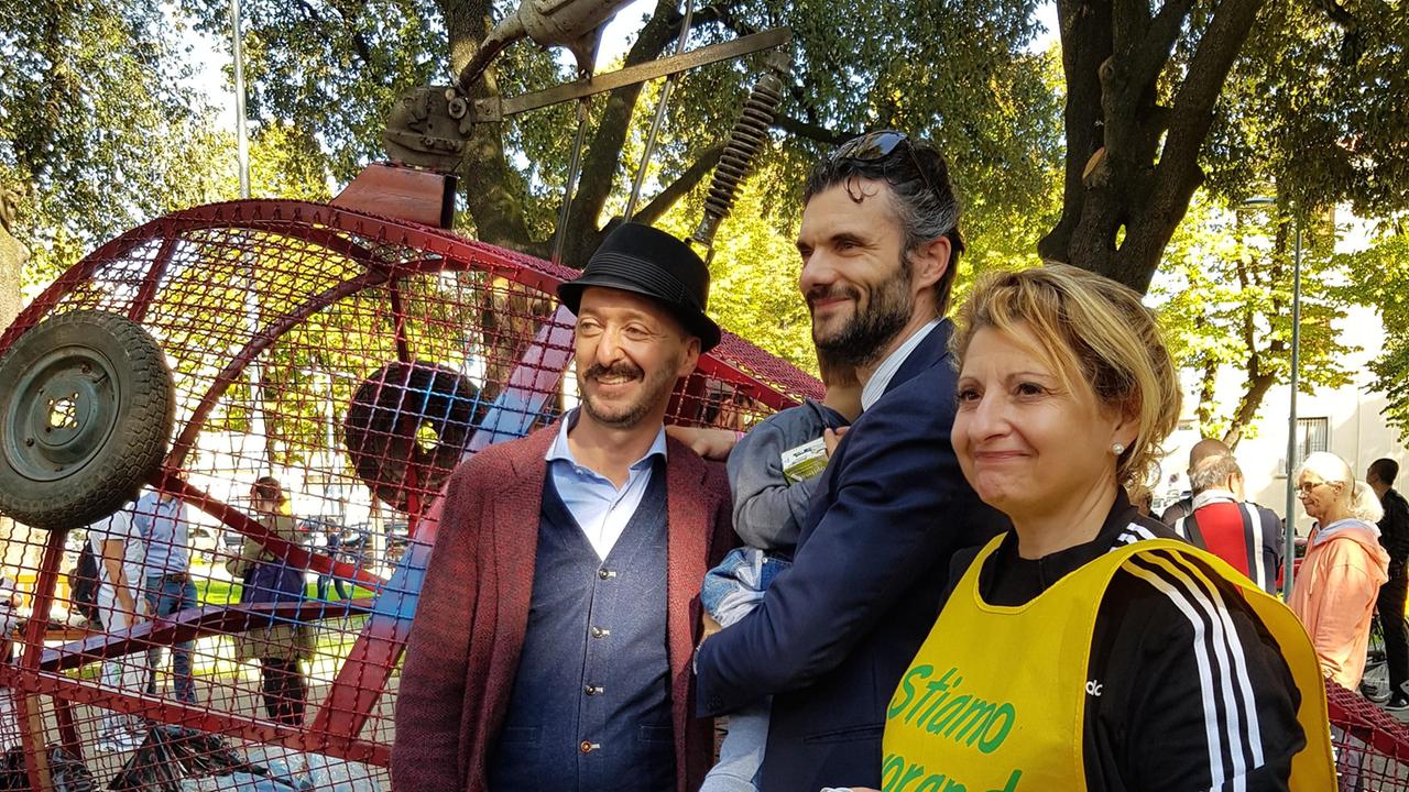 L'artista Massimiliano Galligani, il sindaco Matteo Biffoni e l'assessore Cristina Sanzò