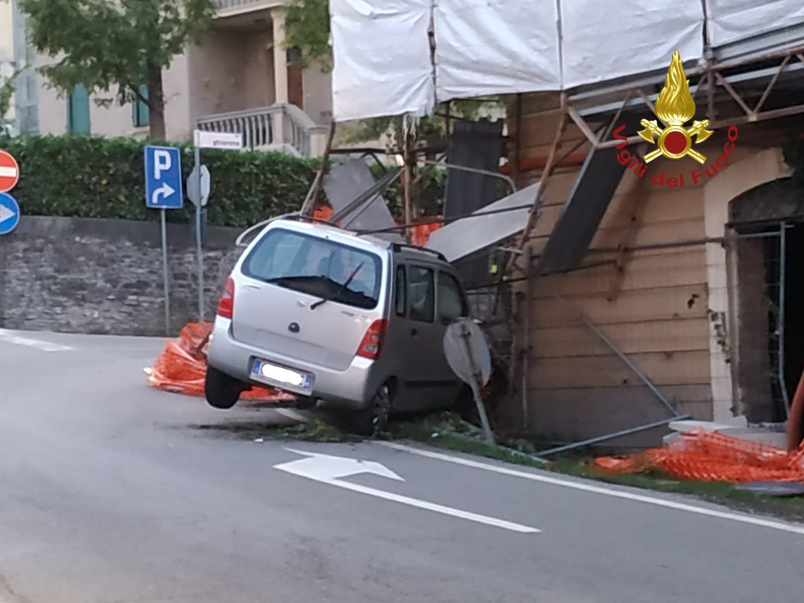 Castelvetro, fuori strada con l'auto finisce contro un'impalcatura