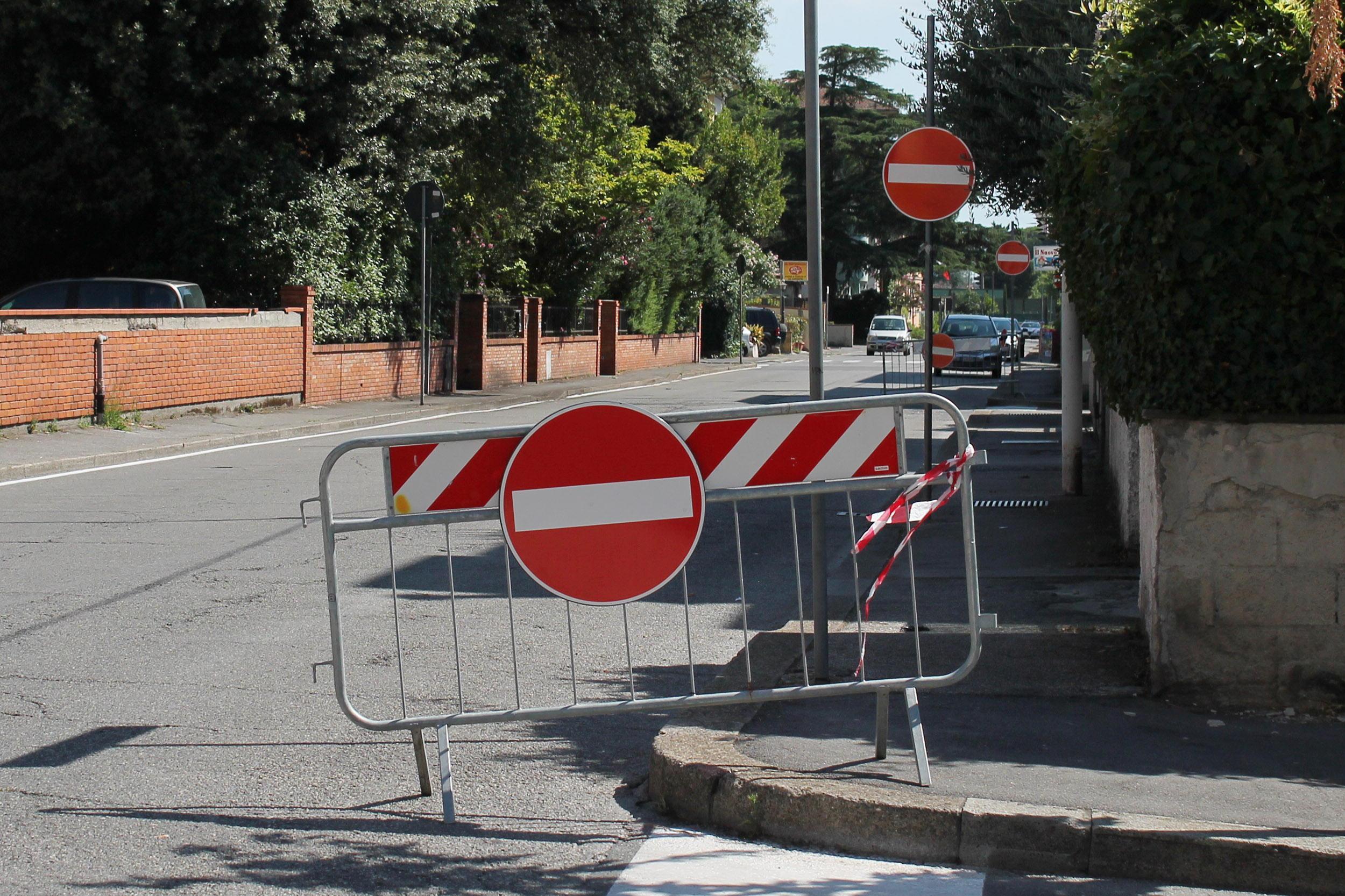 Transenne di divieto in via del Salsero (foto Nucci)