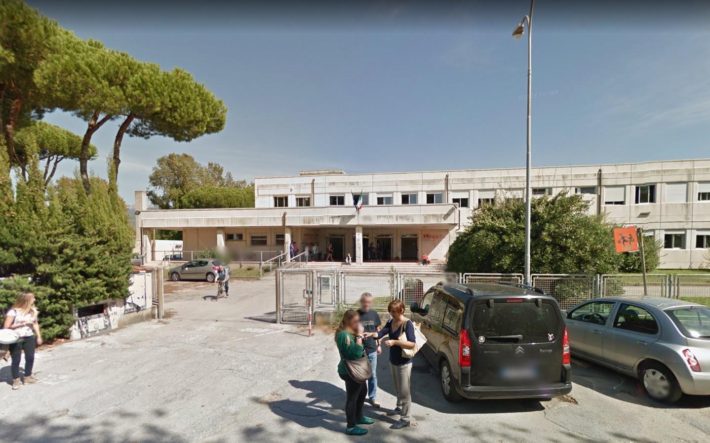 E' sciopero, anzi no: più di metà studenti non entrano a scuola