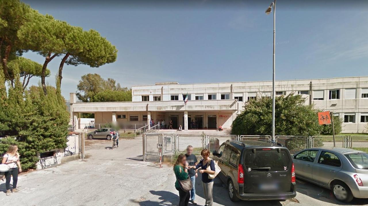 E' sciopero, anzi no: più di metà studenti non entrano a scuola