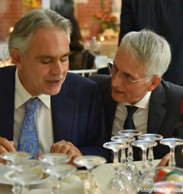 Andrea Bocelli con Cesare Mosti, fondatore della Etrusco Biliardi