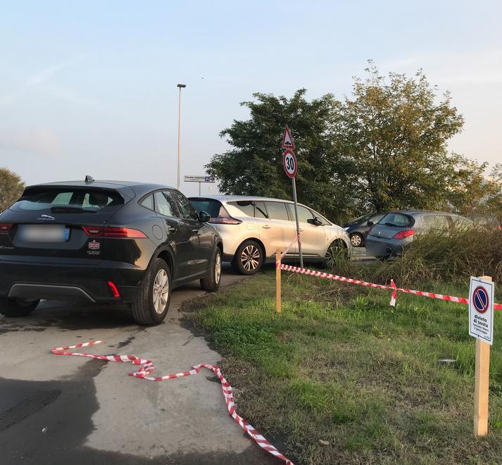 Io la parcheggio così, inviateci le foto dei parcheggi più acrobatici alla Mediopadana 