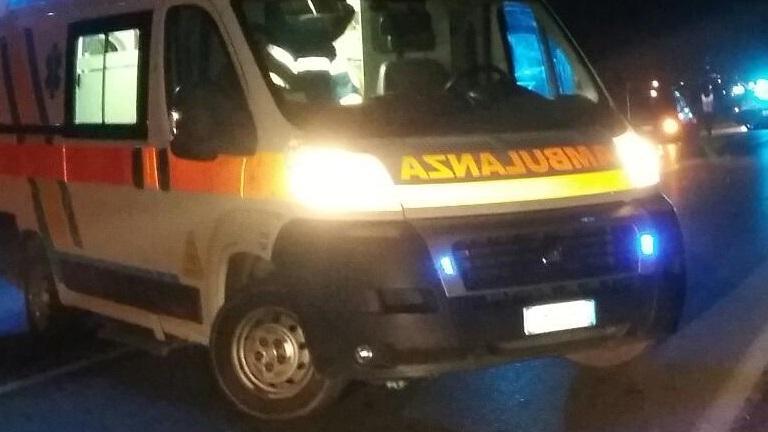 Intervento dell'ambulanza per soccorrere i feriti