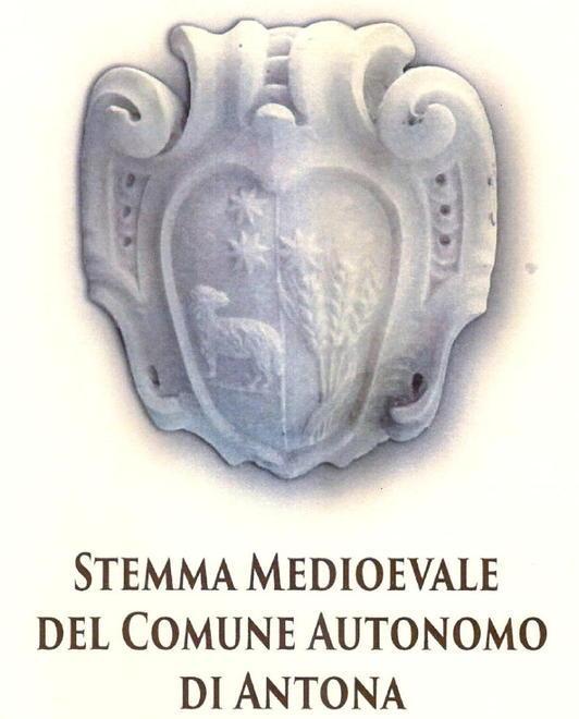 Un cartello turistico “Benvenuti ad Antona”