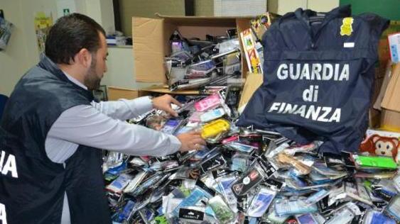 Sequestrati oltre tremila accessori per cellulari