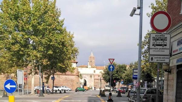 Corsia preferenziale e varco sorvegliato
