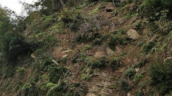 Strada a rischio di caduta massi Chiusa via Valdi e Sammommè