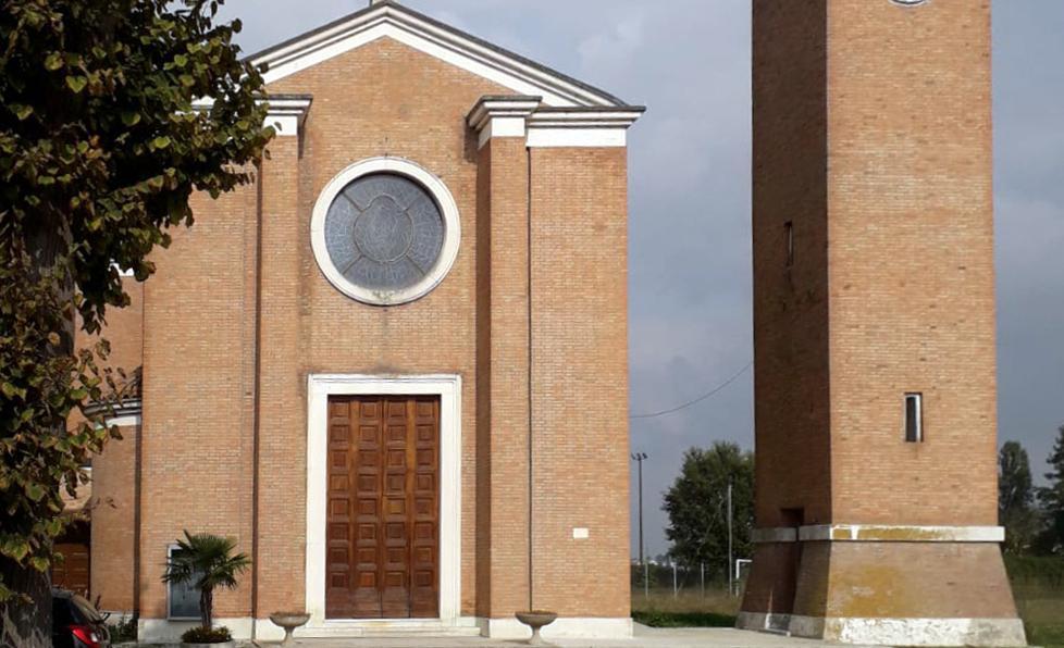 Via le panchine in zona chiesa «Le rivogliamo» E il prete dice sì 