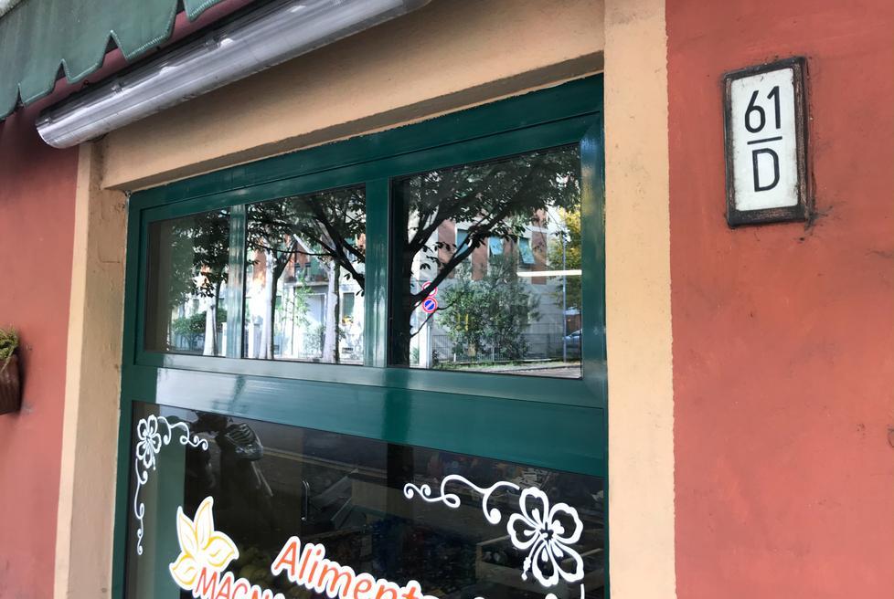 Colpo notturno all’alimentare Rubati 200 euro computer e cibo 