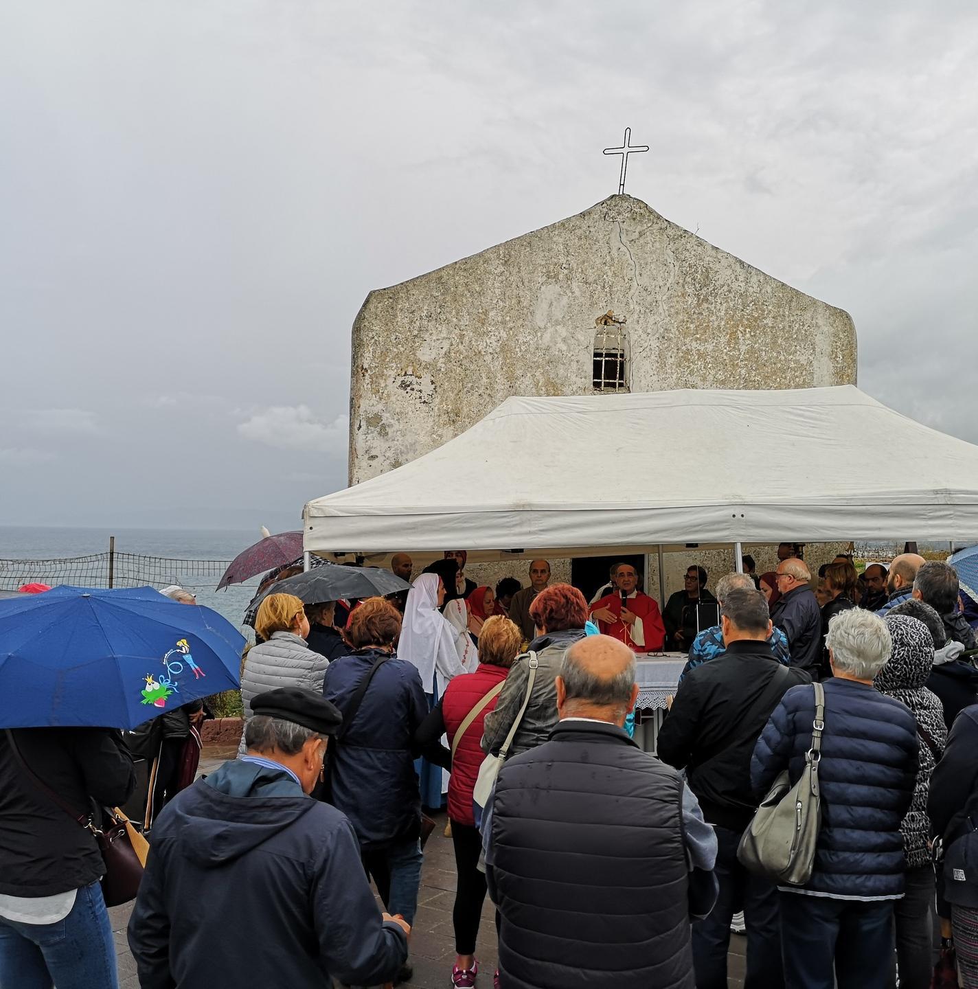 Una folla sotto la pioggia per onorare San Gavino 