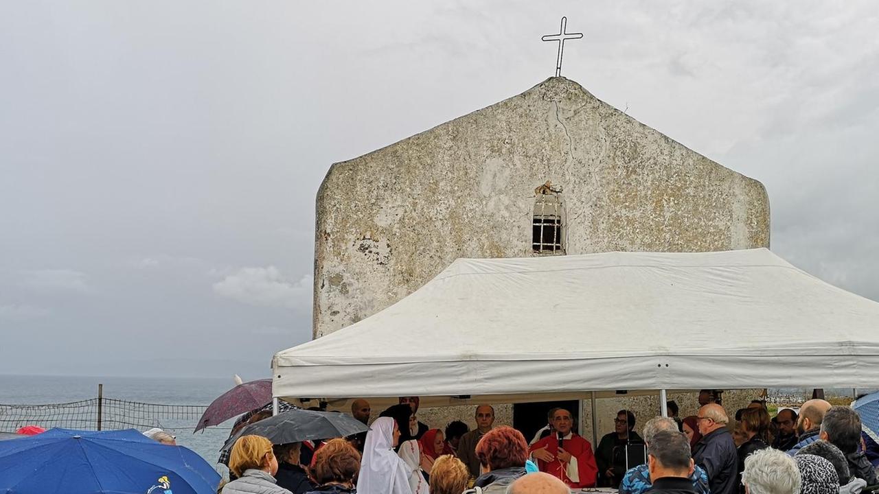 Una folla sotto la pioggia per onorare San Gavino 