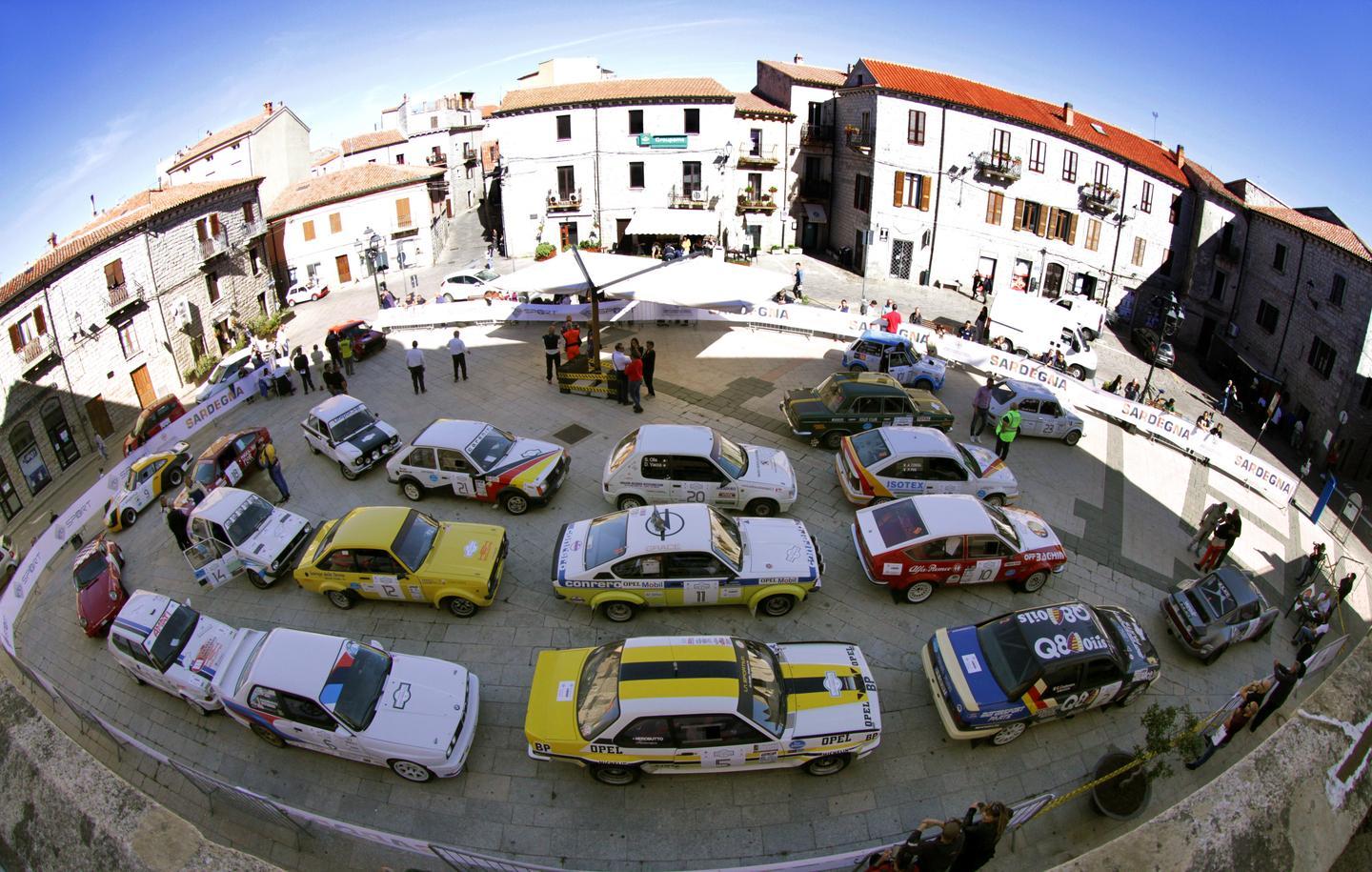 “Costa Smeralda” il fascino vintage delle auto d’epoca