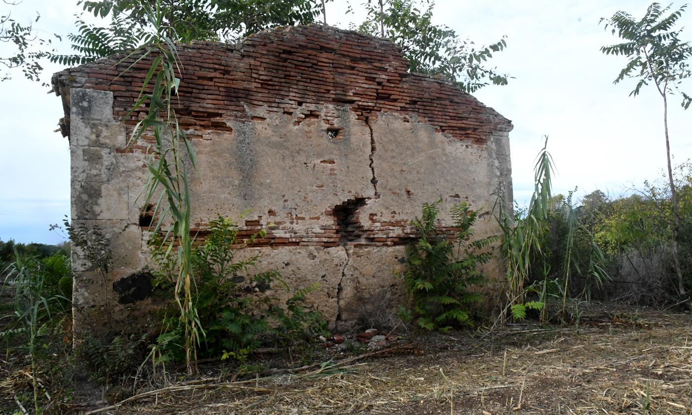 La chiesetta campestre cade a pezzi