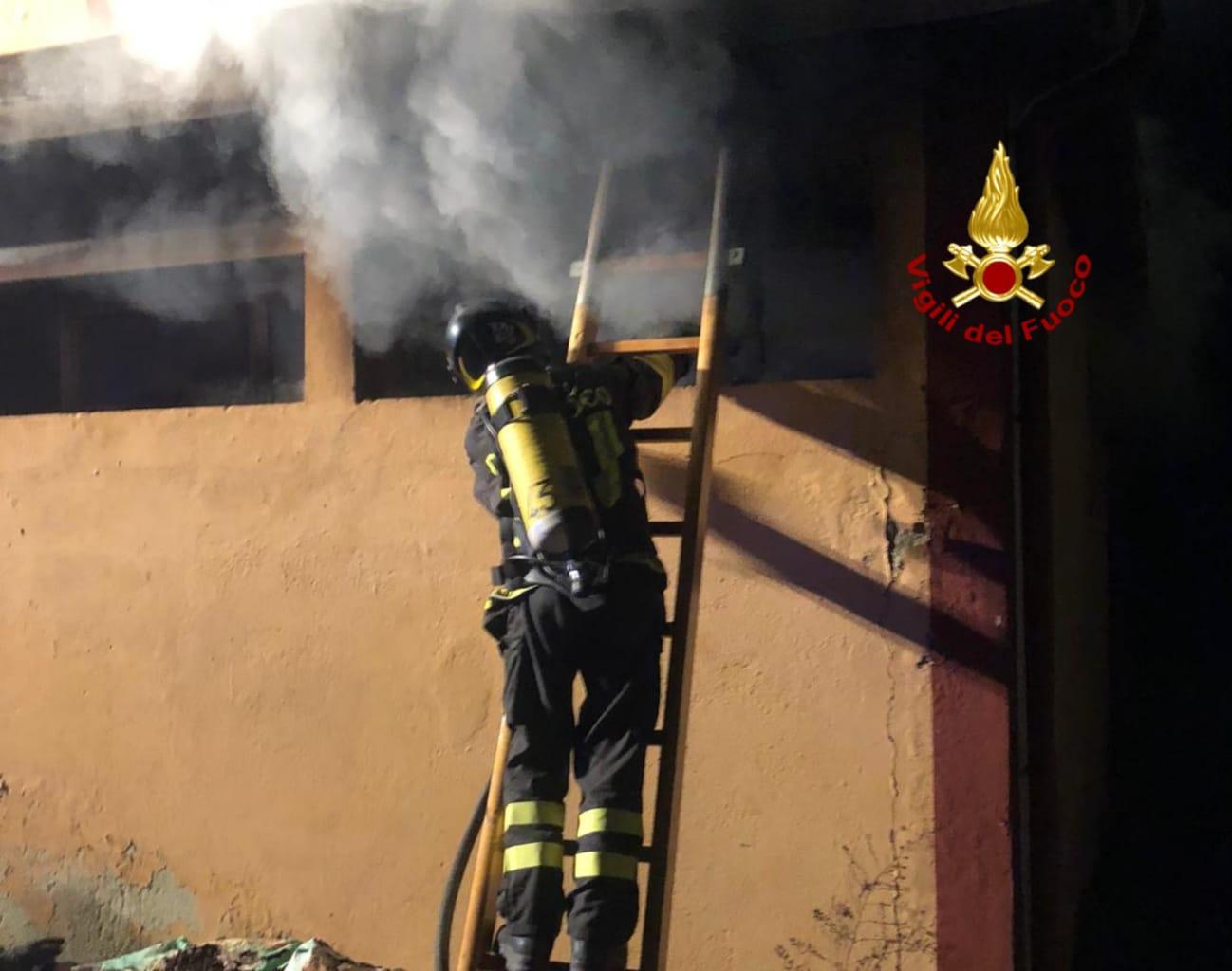 L'intervento dei vigili del fuoco nell'incendio del deposito attrezzi