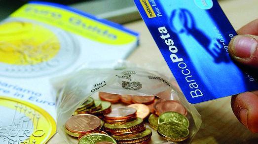 Una carta Bancoposta (foto d'archivio)