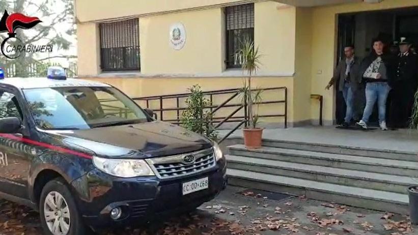 Cadelbosco Sopra, rubano attrezzi agricoli da un cortile: zio e nipoti arrestati