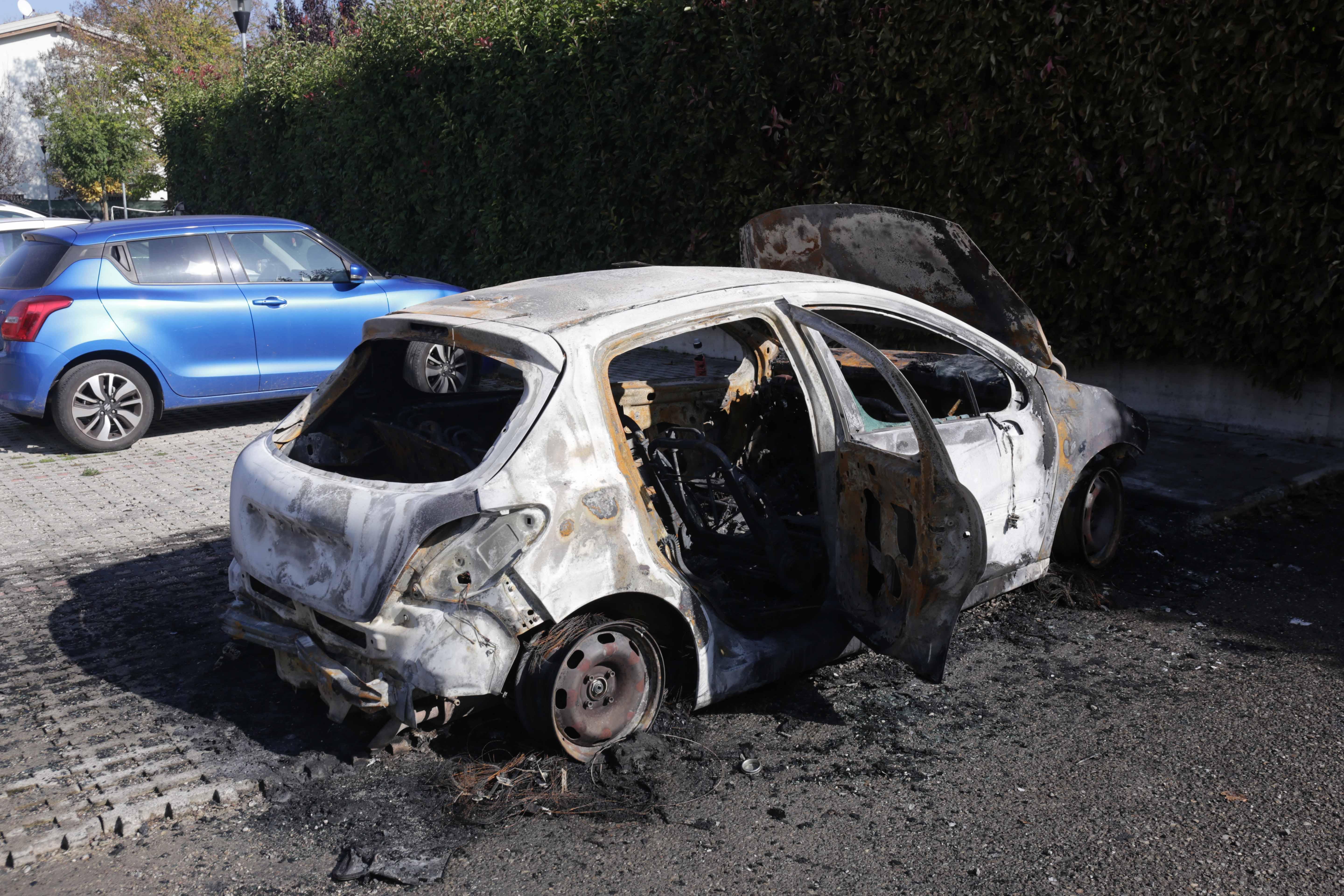 Correggio, auto a fuoco nella notte: indagano i carabinieri