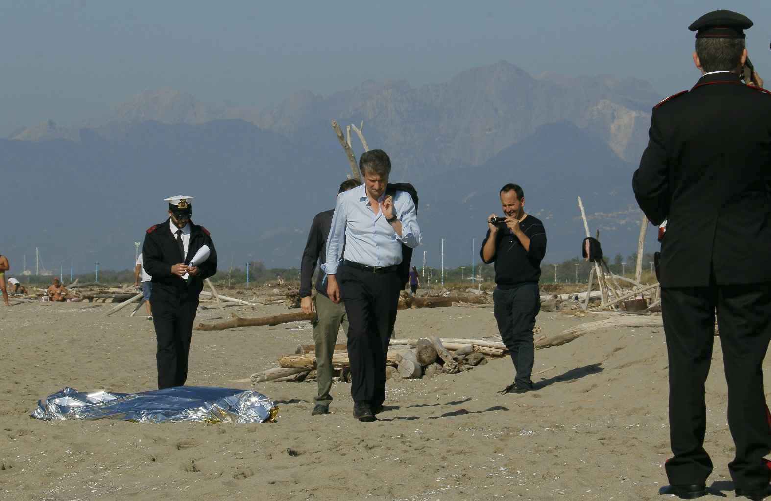 In sindaco Massimiliano Angori accanto al corpo della pensionata con guardia costiera e carabinieri in attesa della rimozione (Foto Renzullo/Muzzi)