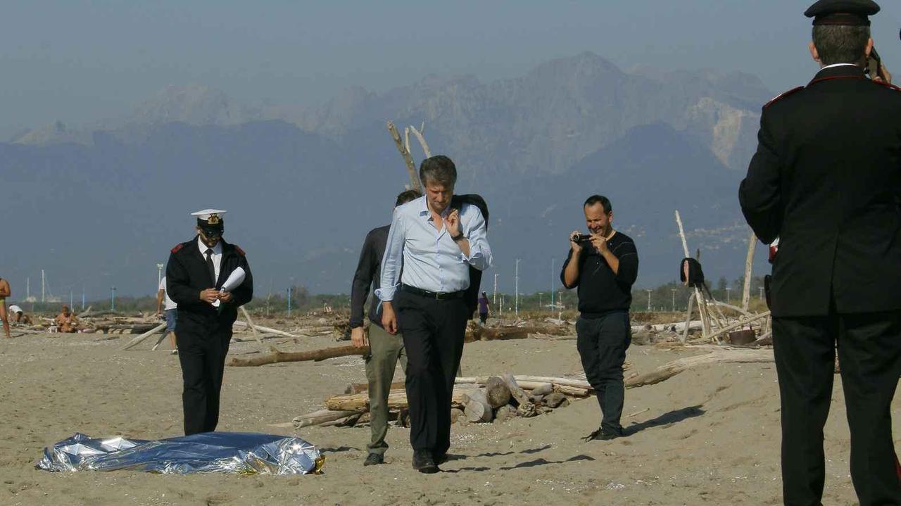 In sindaco Massimiliano Angori accanto al corpo della pensionata con guardia costiera e carabinieri in attesa della rimozione (Foto Renzullo/Muzzi)