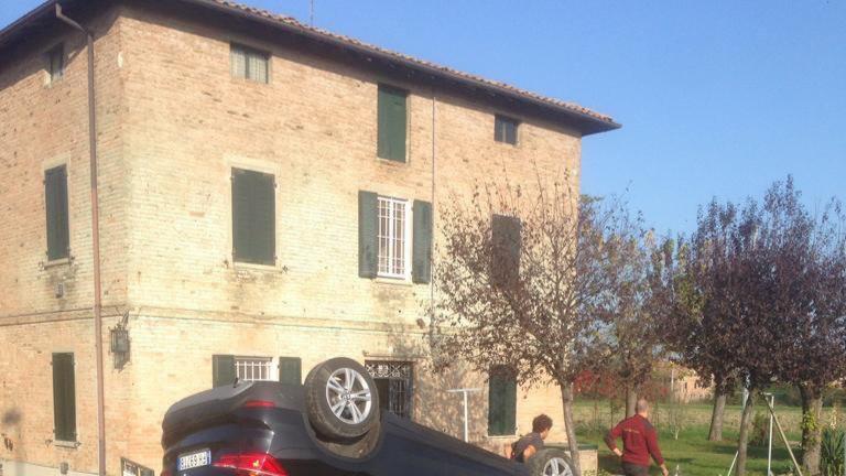 Formigine. Auto si rovescia e trancia condotta del gas