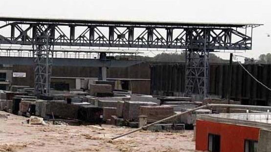 A Carrara lavori sugli argini del Carrione realizzati a metà. E 5 anni dopo il fiume fa ancora paura